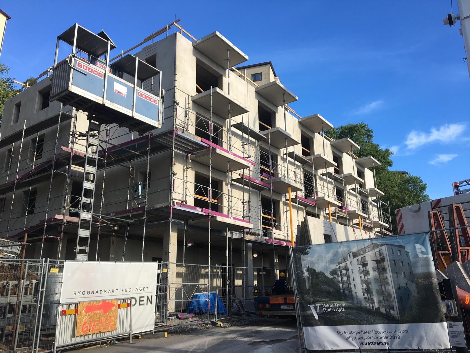 Volrat Tham Studio Apts. — saliekamo dzelzsbetona konstrukciju montāža