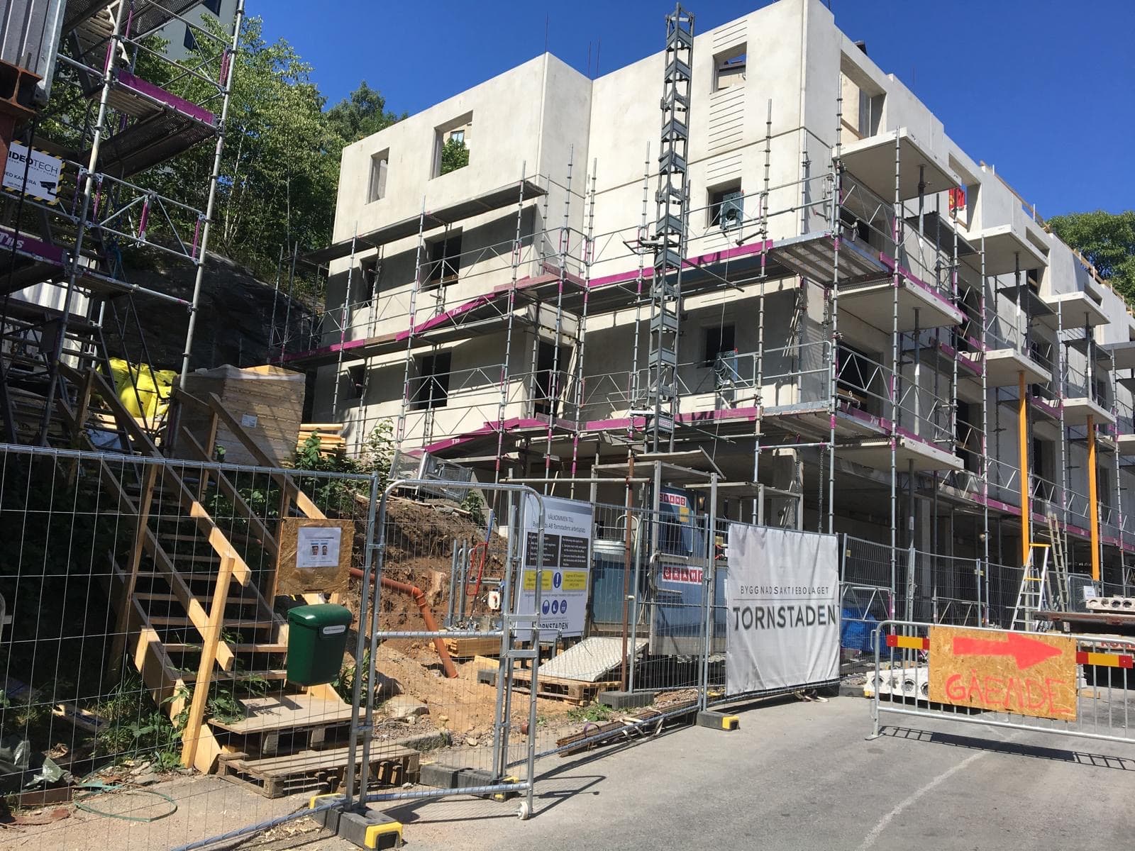 Volrat Tham Studio Apts. — montāžas darbi būvlaukumā, 1. attēls